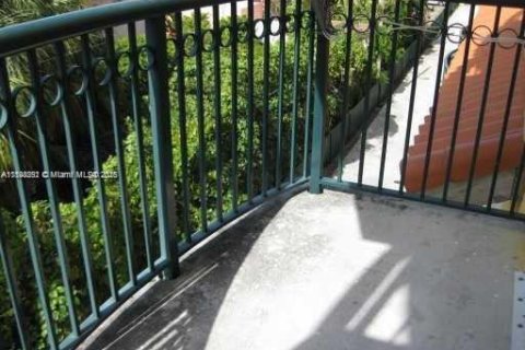 Condo in Surfside, Florida, 1 bedroom  № 1949448 - photo 14