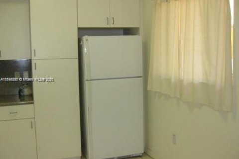 Condo in Surfside, Florida, 1 bedroom  № 1949448 - photo 7