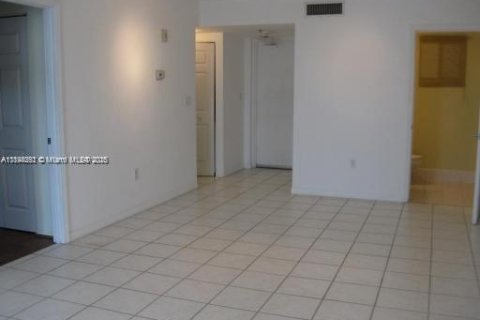 Condo in Surfside, Florida, 1 bedroom  № 1949448 - photo 9