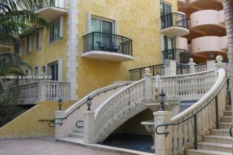 Condo in Surfside, Florida, 1 bedroom  № 1949448 - photo 1