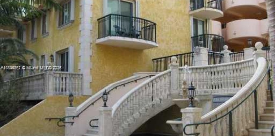 Condo in Surfside, Florida, 1 bedroom  № 1949448