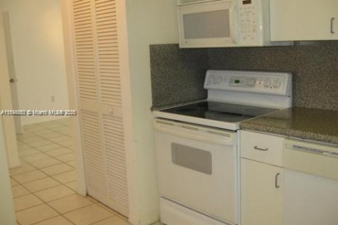 Condo in Surfside, Florida, 1 bedroom  № 1949448 - photo 5