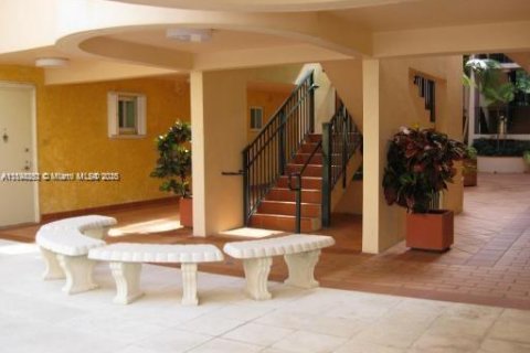 Condo in Surfside, Florida, 1 bedroom  № 1949448 - photo 4