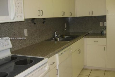 Condo in Surfside, Florida, 1 bedroom  № 1949448 - photo 6