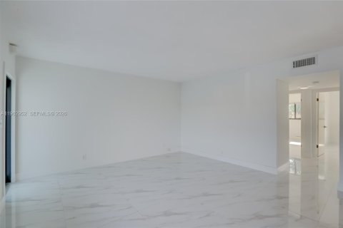 Apartment in Fort Lauderdale, Florida 2 bedrooms, 83.61 sq.m. № 2024191 - photo 10