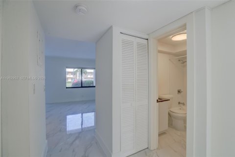 Apartment in Fort Lauderdale, Florida 2 bedrooms, 83.61 sq.m. № 2024191 - photo 18