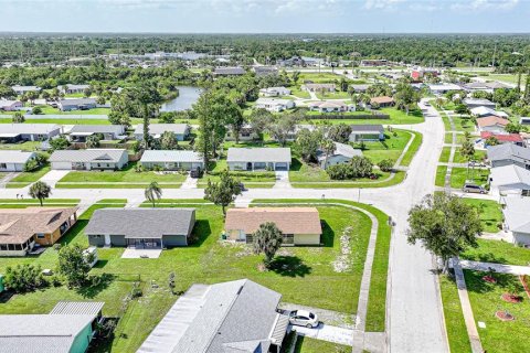 House in Port Charlotte, Florida 2 bedrooms, 85.19 sq.m. № 1847871 - photo 9
