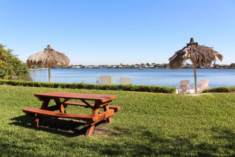 Condo in Hypoluxo, Florida, 2 bedrooms № 2177924