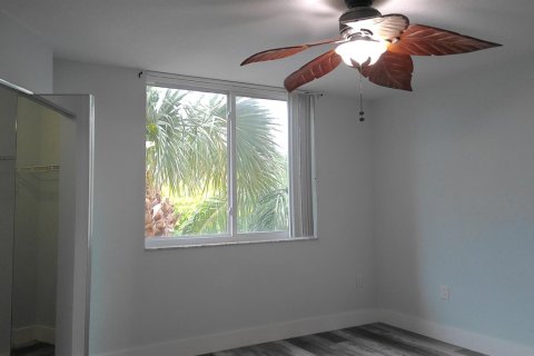 Condo in Hypoluxo, Florida, 2 bedrooms  № 2177924 - photo 11