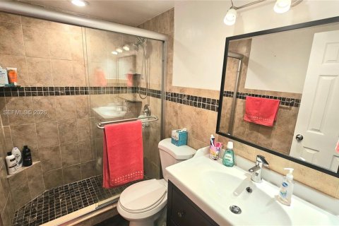 Condo in Hallandale Beach, Florida, 1 bedroom  № 2040549 - photo 15