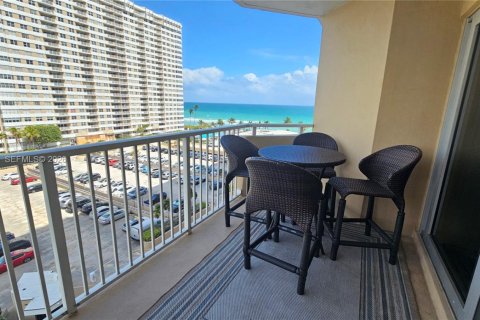 Condo in Hallandale Beach, Florida, 1 bedroom  № 2040549 - photo 18