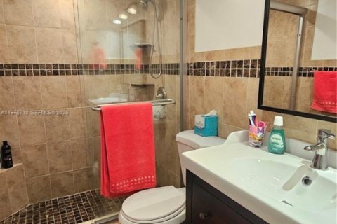 Condo in Hallandale Beach, Florida, 1 bedroom  № 2040549 - photo 16