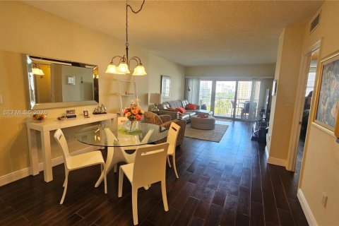 Condo in Hallandale Beach, Florida, 1 bedroom  № 2040549 - photo 6