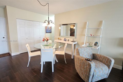 Condo in Hallandale Beach, Florida, 1 bedroom  № 2040549 - photo 7