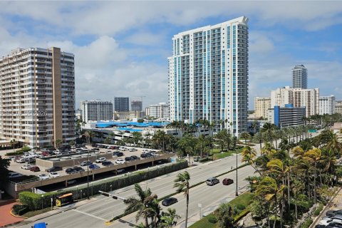 Condo in Hallandale Beach, Florida, 1 bedroom  № 2040549 - photo 2