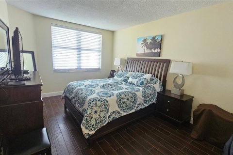 Condo in Hallandale Beach, Florida, 1 bedroom  № 2040549 - photo 12