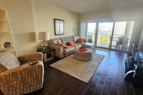 Condo in Hallandale Beach, Florida, 1 bedroom  № 2040549 - photo 10