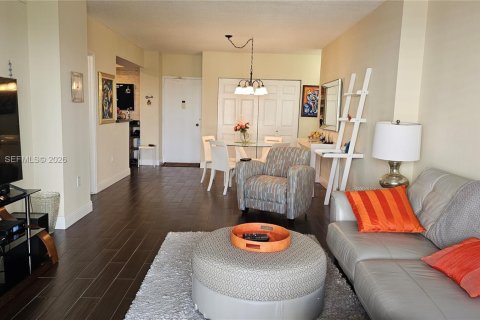 Condo in Hallandale Beach, Florida, 1 bedroom  № 2040549 - photo 17