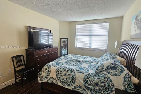 Condo in Hallandale Beach, Florida, 1 bedroom  № 2040549 - photo 13