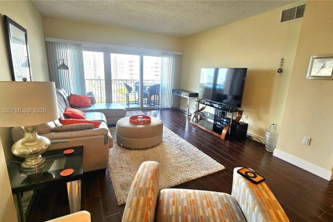 Condo in Hallandale Beach, Florida, 1 bedroom  № 2040549 - photo 11