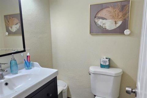 Condo in Hallandale Beach, Florida, 1 bedroom  № 2040549 - photo 9