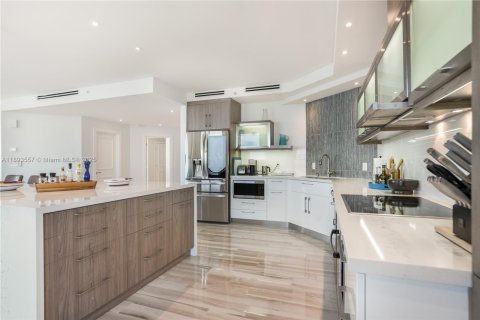 Condo in Pompano Beach, Florida, 2 bedrooms  № 1948096 - photo 12