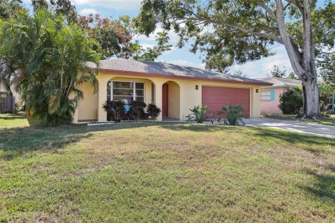 House in Dunedin, Florida 2 bedrooms, 98.85 sq.m. № 2108990