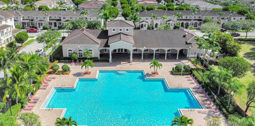 Townhouse in Homestead, Florida 2 bedrooms, 130.81 sq.m. № 1968006