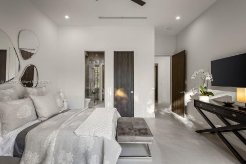 House in Miami, Florida 8 bedrooms, 624.02 sq.m. № 1794501 - photo 12
