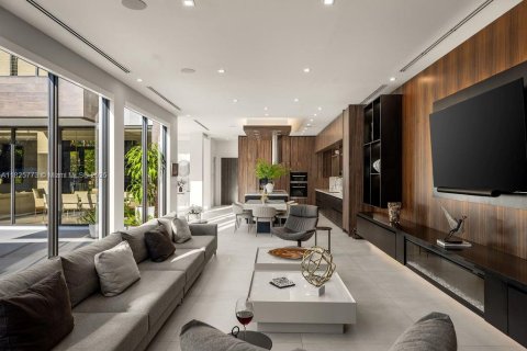 House in Miami, Florida 8 bedrooms, 624.02 sq.m. № 1794501 - photo 10