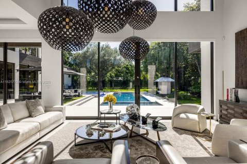 House in Miami, Florida 8 bedrooms, 624.02 sq.m. № 1794501 - photo 1