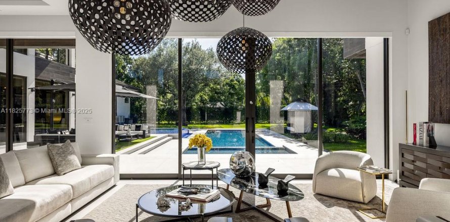 House in Miami, Florida 8 bedrooms, 624.02 sq.m. № 1794501
