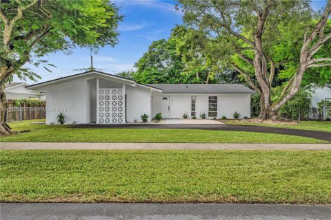 Villa ou maison à vendre à Cutler Bay, Floride: 4 chambres, 183.39 m2 № 1942190 - photo 1