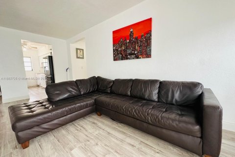 Condo in Miami Beach, Florida, 2 bedrooms  № 1933109 - photo 2