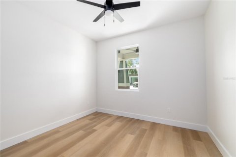 House in Tampa, Florida 3 bedrooms, 138.52 sq.m. № 1912279 - photo 15