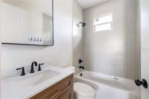 House in Tampa, Florida 3 bedrooms, 138.52 sq.m. № 1912279 - photo 13