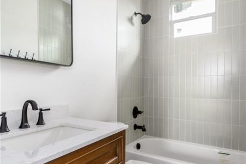 House in Tampa, Florida 3 bedrooms, 138.52 sq.m. № 1912279 - photo 14