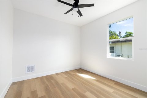 House in Tampa, Florida 3 bedrooms, 138.52 sq.m. № 1912279 - photo 12
