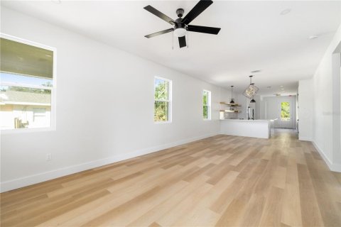 House in Tampa, Florida 3 bedrooms, 138.52 sq.m. № 1912279 - photo 2