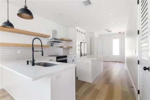 House in Tampa, Florida 3 bedrooms, 138.52 sq.m. № 1912279 - photo 3