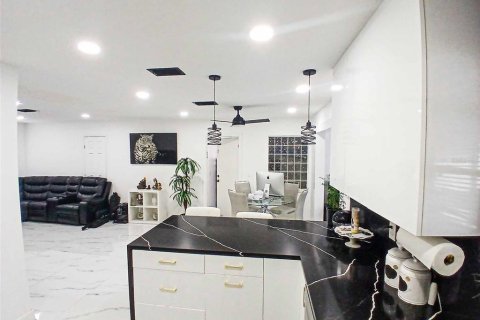 Casa en venta en Tampa, Florida, 4 dormitorios, 153.47 m2 № 1917187 - foto 13