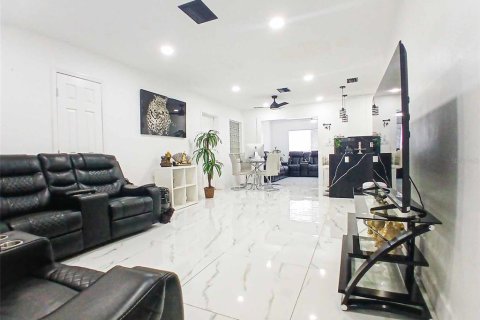 Casa en venta en Tampa, Florida, 4 dormitorios, 153.47 m2 № 1917187 - foto 11