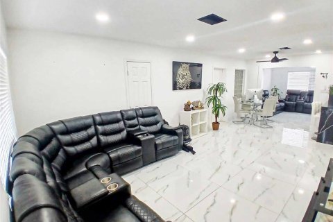 Casa en venta en Tampa, Florida, 4 dormitorios, 153.47 m2 № 1917187 - foto 10