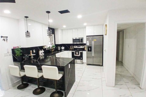 Casa en venta en Tampa, Florida, 4 dormitorios, 153.47 m2 № 1917187 - foto 9