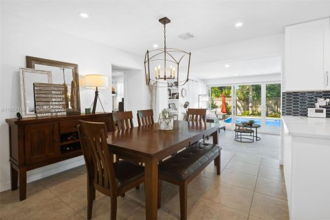 House in Wilton Manors, Florida 3 bedrooms, 151.34 sq.m. № 2020939 - photo 3