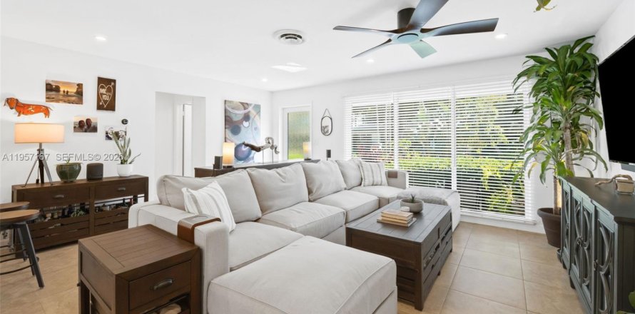 House in Wilton Manors, Florida 3 bedrooms, 151.34 sq.m. № 2020939