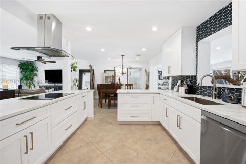 House in Wilton Manors, Florida 3 bedrooms, 151.34 sq.m. № 2020939 - photo 5