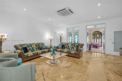 Villa ou maison à vendre à Miami, Floride: 7 chambres, 699.93 m2 № 2019546 - photo 19