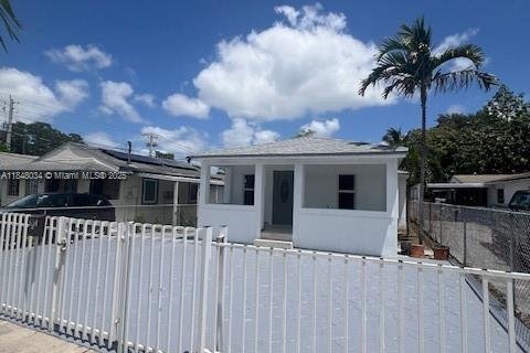 House in Miami, Florida 4 bedrooms, 125.23 sq.m. № 1849281 - photo 1