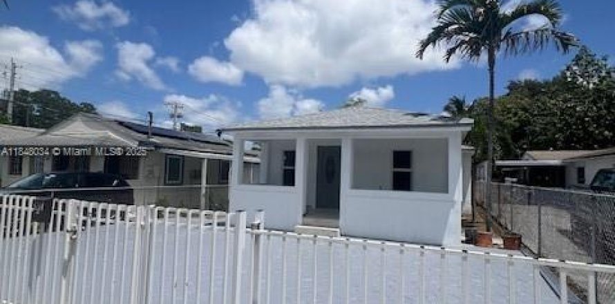 House in Miami, Florida 4 bedrooms, 125.23 sq.m. № 1849281